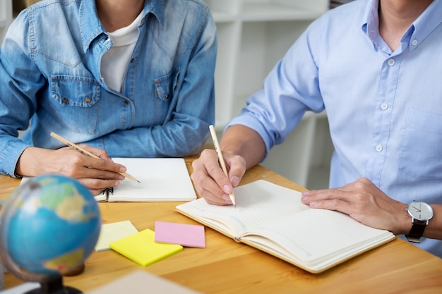 El campus de los estudiantes jóvenes ayuda al amigo a ponerse al día ya aprender tutoría. La gente, el aprendizaje, la educación y el concepto de la escuela