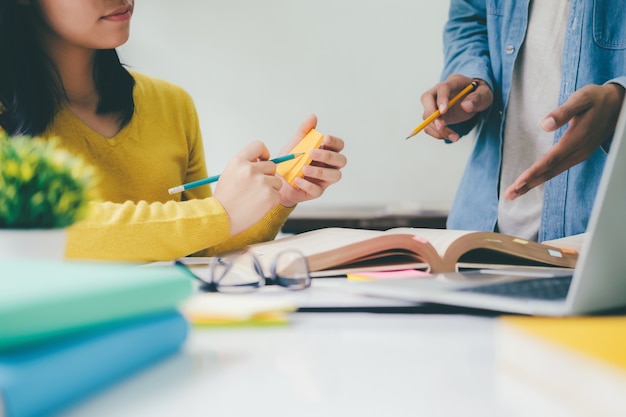 El campus de estudiantes jóvenes ayuda a los amigos a ponerse al día y aprender.