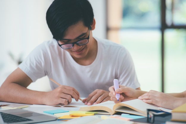 El campus de jóvenes estudiantes ayuda a un amigo a ponerse al día y aprender