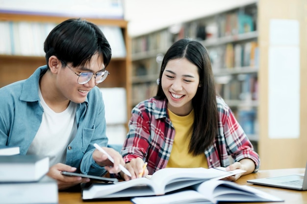 El campus de jóvenes estudiantes ayuda a un amigo a ponerse al día y aprender