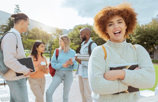 Foto campus universitário e retrato de mulher negra com comunidade de aprendizagem em grupo de estudantes e planejamento educacional amigos felizes gen z pessoa ou diversidade juventude com bolsa de estudos trabalho em equipe e missão de estudo