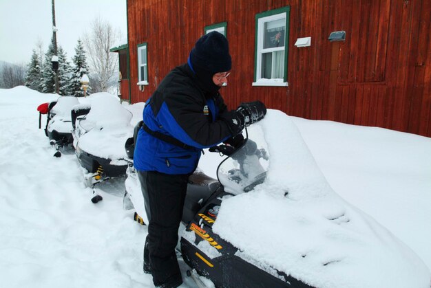 Foto can kanada quebec schneemobile in der region saguenay lac saint jean monts valin