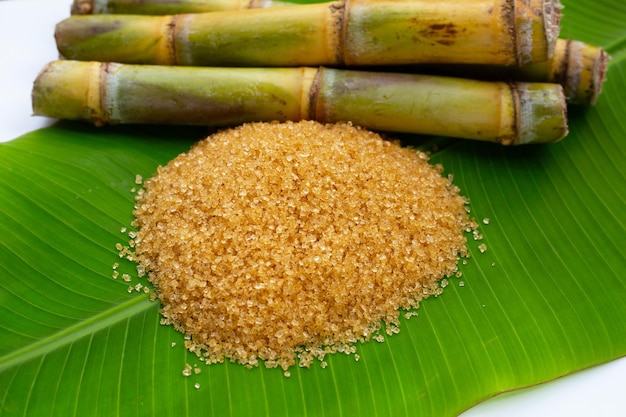 Caña de azúcar con panela en hoja de plátano