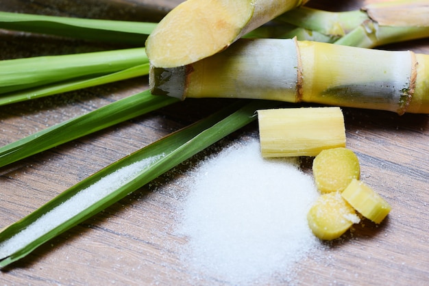 Cana de açúcar e açúcar branco na mesa