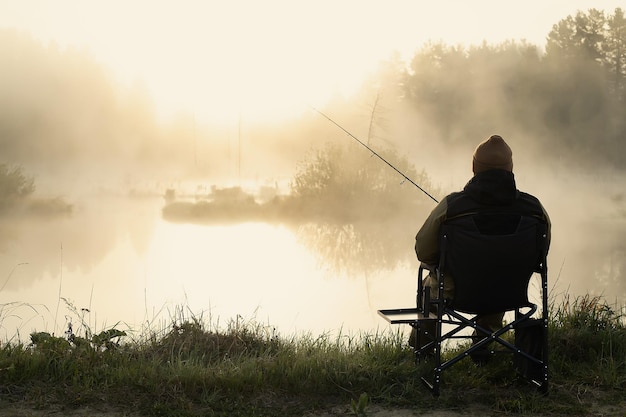 Caña de pescar lago pescador hombres deporte verano señuelo puesta de sol agua al aire libre amanecer pescado