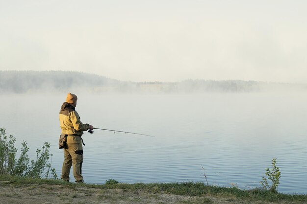 Caña de pescar lago pescador hombres deporte verano señuelo puesta de sol agua al aire libre amanecer pescado