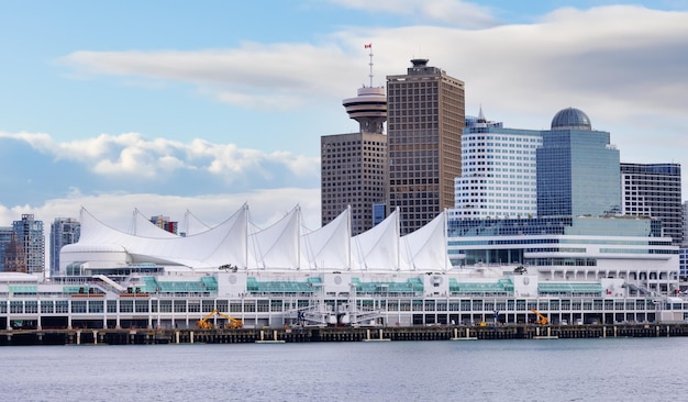 Canada Place y el horizonte de la ciudad moderna en Coal Harbour