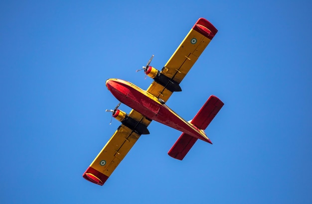 Canadair Flight Firefight Aircraft Scooper fliegen am blauen Himmel unter Sicht