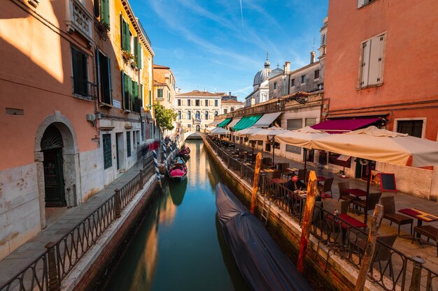 Canais de água mundialmente famosos de Venezia, Veneto, Itália.