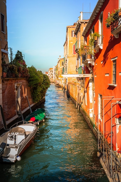 Canais de água mundialmente famosos de Venezia, Veneto, Itália.