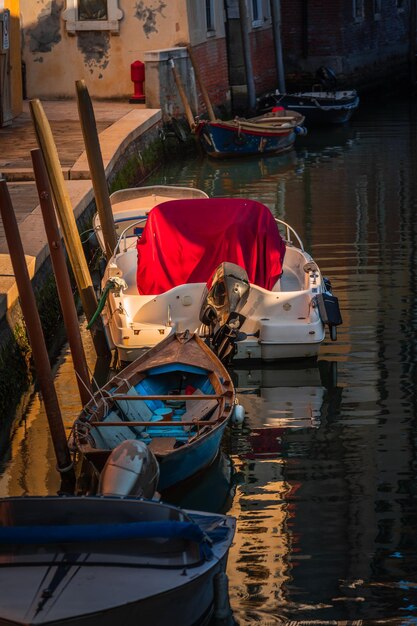 Canais de água mundialmente famosos de Venezia, Veneto, Itália.