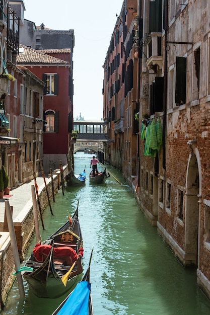 Canais de Veneza durante o dia. Turismo na Itália.