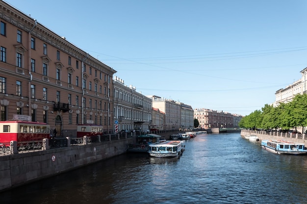 Canais e aterro em são petersburgo rússia 2022