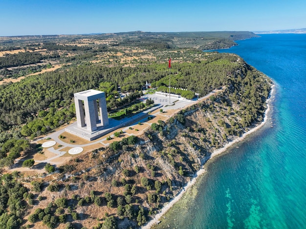 Canakkale - Turquía, 12 de septiembre de 2021 península de Gallipoli, donde tuvieron lugar las batallas terrestres y marítimas de Canakkale durante la primera guerra mundial. Monumento a los Mártires y Cala Anzac. Sesión de fotos con dron.