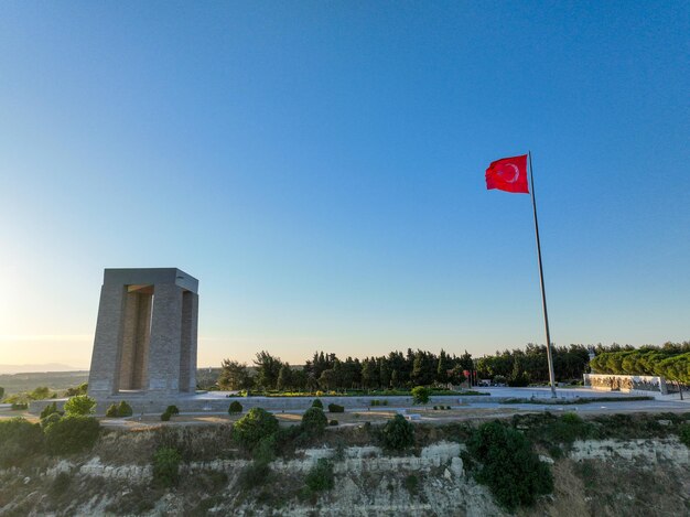 Foto canakkale - turquía, 12 de septiembre de 2021 península de gallipoli, donde tuvieron lugar las batallas terrestres y marítimas de canakkale durante la primera guerra mundial. monumento a los mártires y cala anzac. sesión de fotos con dron.