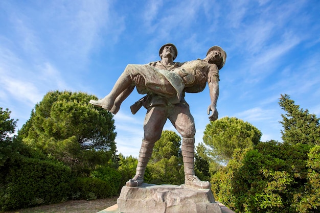 Canakkale / Turquia, 26 de maio de 2019 / Monumento de um soldado turco carregando soldado Anzac ferido no Memorial dos Mártires de Canakkale (Dardanelos), Turquia.