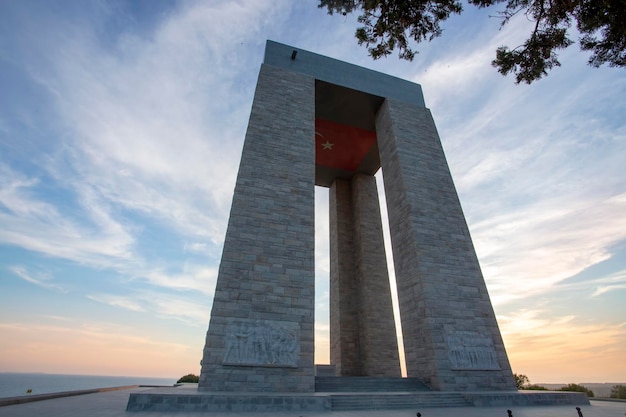 Canakkale / Turquía, 26 de mayo de 2019 / Monumento a los mártires de Canakkale contra el estrecho de los Dardanelos