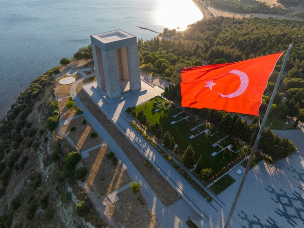 Canakkale Turquia Península de Gallipoli onde as batalhas terrestres e marítimas de Canakkale ocorreram durante a primeira guerra mundial Monumento dos Mártires e Anzac Cove Sessão de fotos com drone na paisagem do pôr do sol