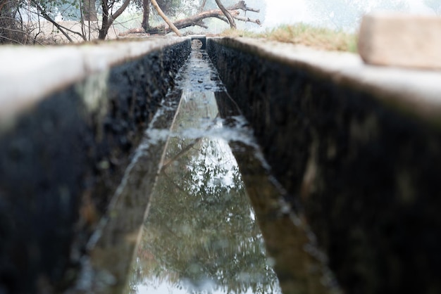 Canal de agua para sistema de riego de campos de cultivo en el pueblo