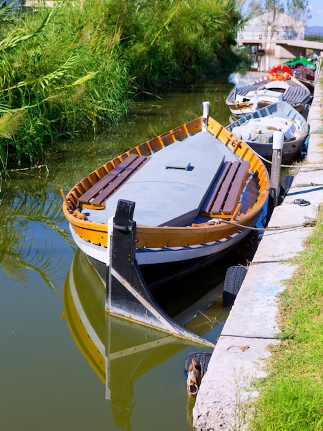 Canal de la albufera de barcos en el palmar de valencia.