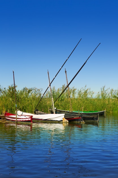 Canal de la albufera de barcos en el palmar de valencia.