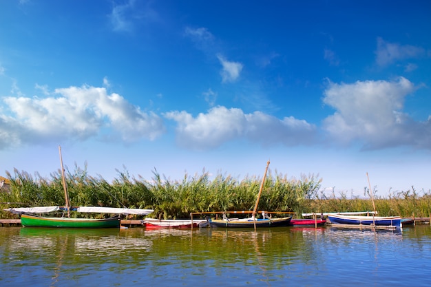 Canal de la albufera de barcos en el palmar de valencia.