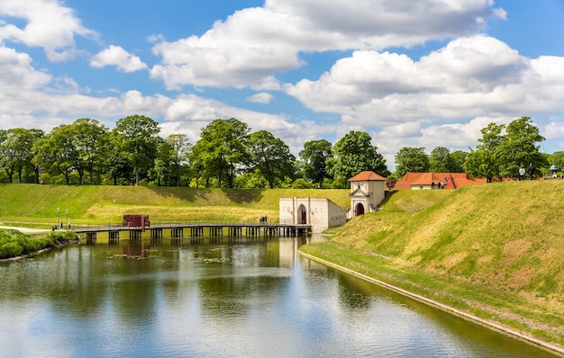 Canal alrededor de Kastellet, una fortaleza en Copenhague