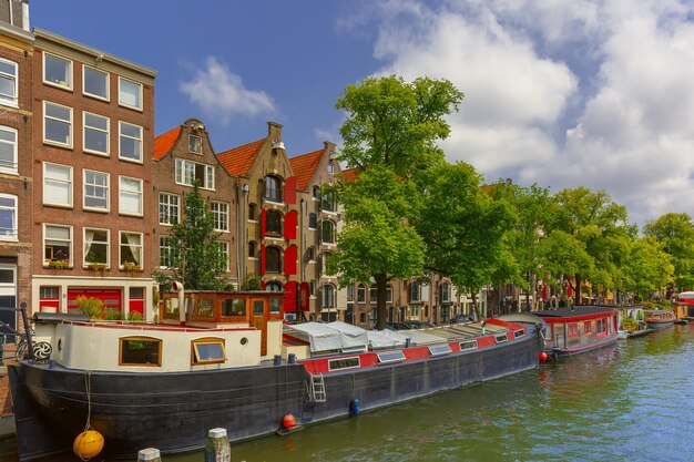 Canal de Ámsterdam con casas flotantes Holanda