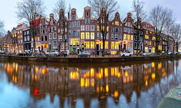 Canal de Amsterdam con casas holandesas