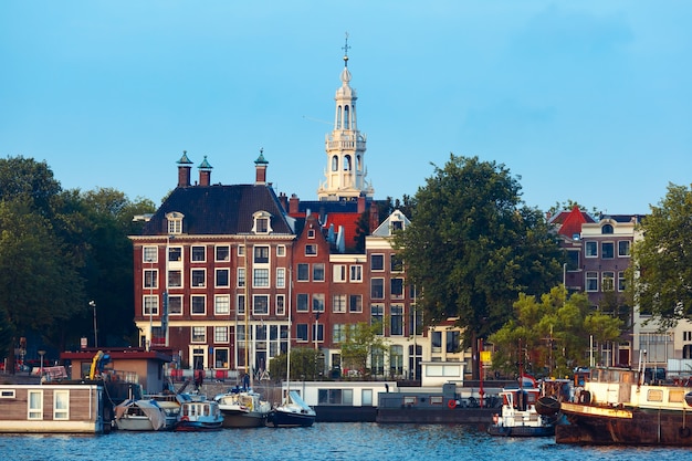 Canal de Amsterdam con casas típicas holandesas y la iglesia Zuiderkerk, Holanda, Países Bajos.