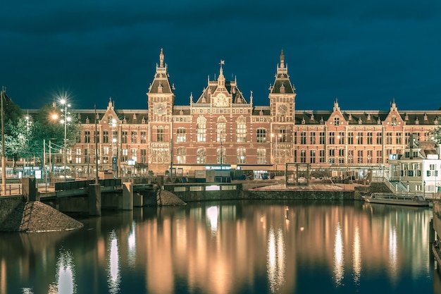 Canal de Amsterdam de noche y Estación Central