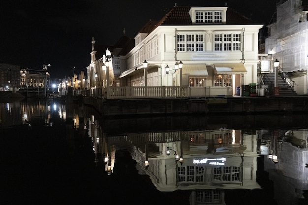 Canal de amsterdam en vista nocturna