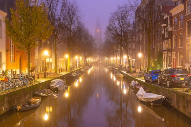 Foto canal de amsterdam con zuiderkerk