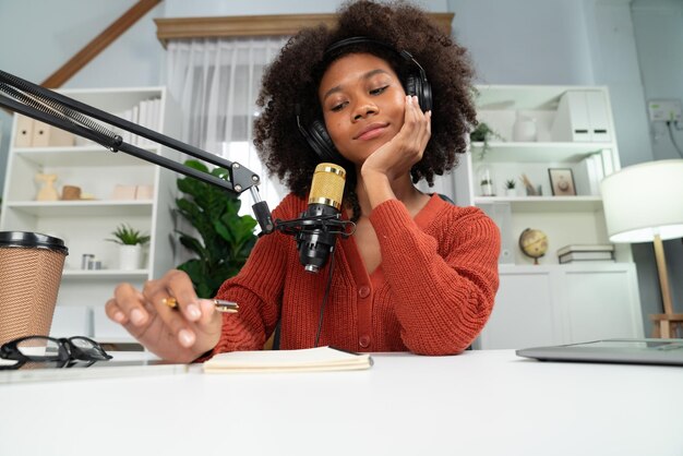 Canal anfitrión de una hermosa mujer africana hablando en una transmisión en línea enseñando a un influencer de marketing con oyentes en transmisión o en línea Concepto de cualquier lugar en el lugar de trabajo Tastemaker