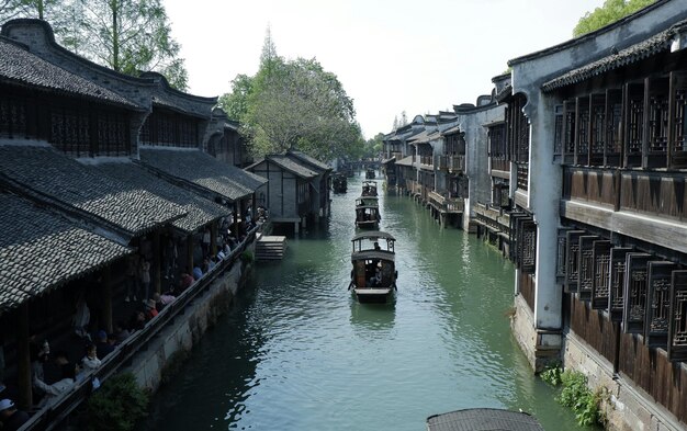Un canal con un bote y un edificio en el lado izquierdo.