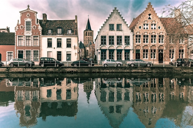 Canal de Brujas con hermosas casas