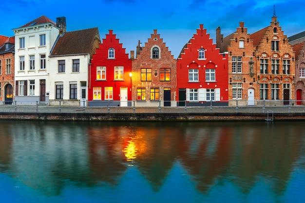 Canal de Brujas de noche con hermosas casas de colores