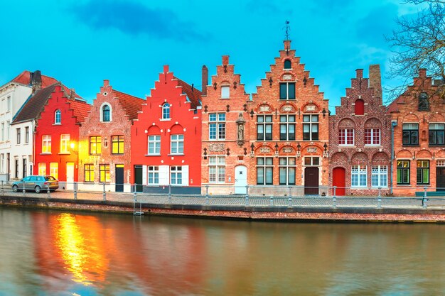 Canal de Brujas de noche con hermosas casas de colores