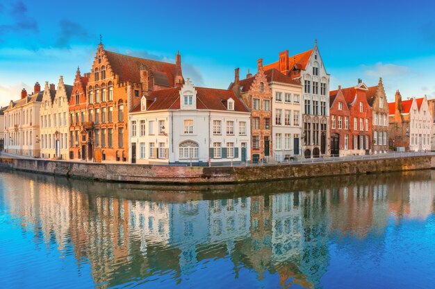 Canal de Brujas Spiegelrei con hermosas casas, Bélgica