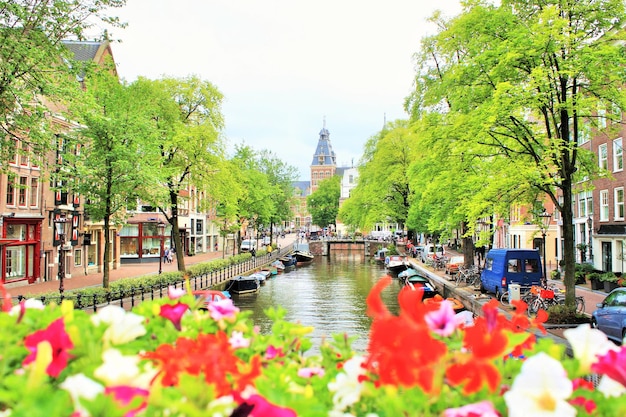 Canal y calle holanda amsterdam