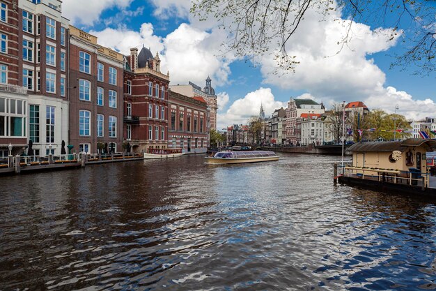 Canal y casas de Amsterdam Amsterdam es la capital y ciudad más poblada de los Países Bajos