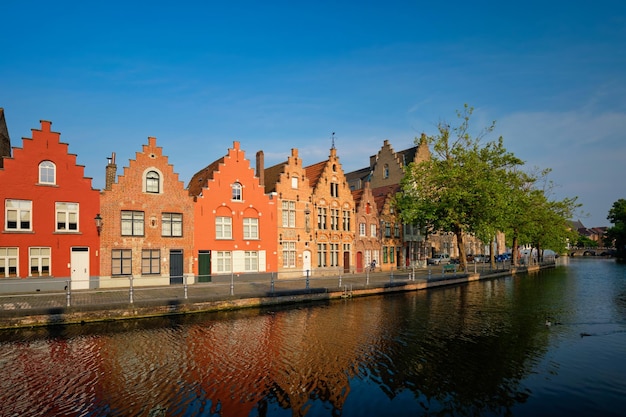 Canal y casas antiguas de Brujas Brujas Bélgica