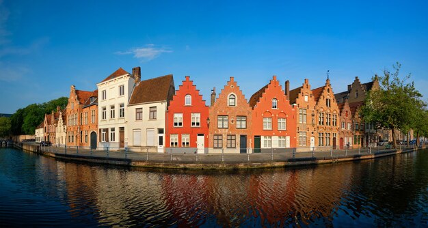 Foto canal y casas antiguas de brujas brujas bélgica