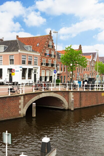 Canal con casas históricas en el casco antiguo de Haarlem, Holanda