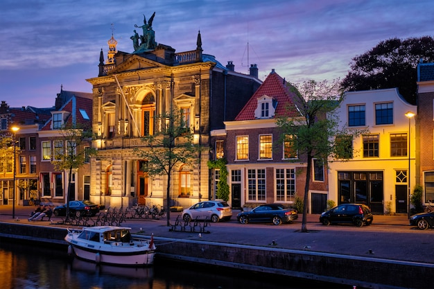 Canal y casas en la noche. Haarlem, Países Bajos