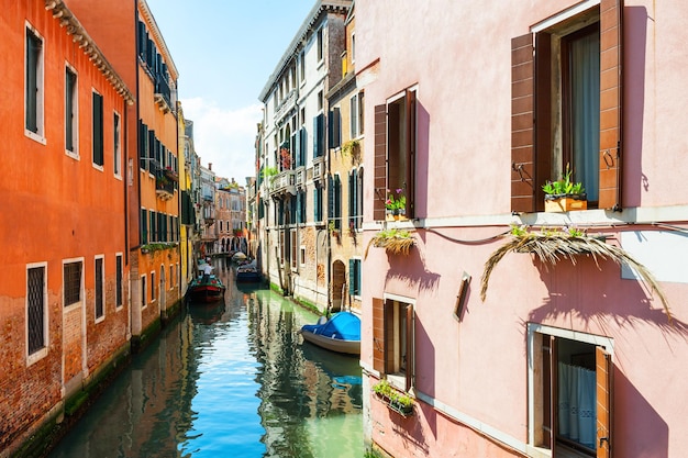 Canal cênico com edifícios coloridos em veneza, itália.