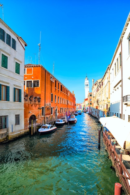 Canal de la ciudad de Venecia y los barcos en él. Italia