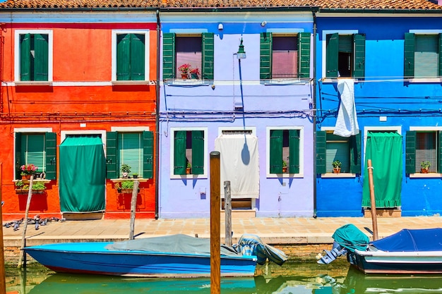 Foto canal y coloridas casas en burano, venecia, italia