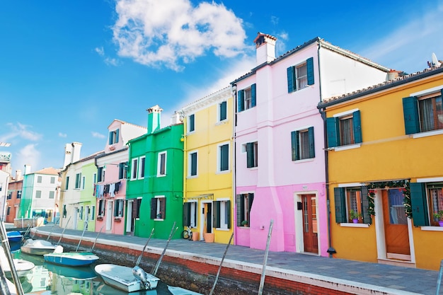 Canal colorido em Burano Itália