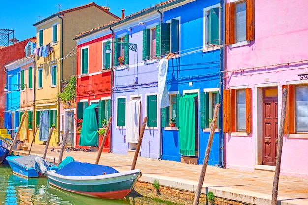Canal com barcos e casas coloridas na Ilha de Burano, Veneza, Itália